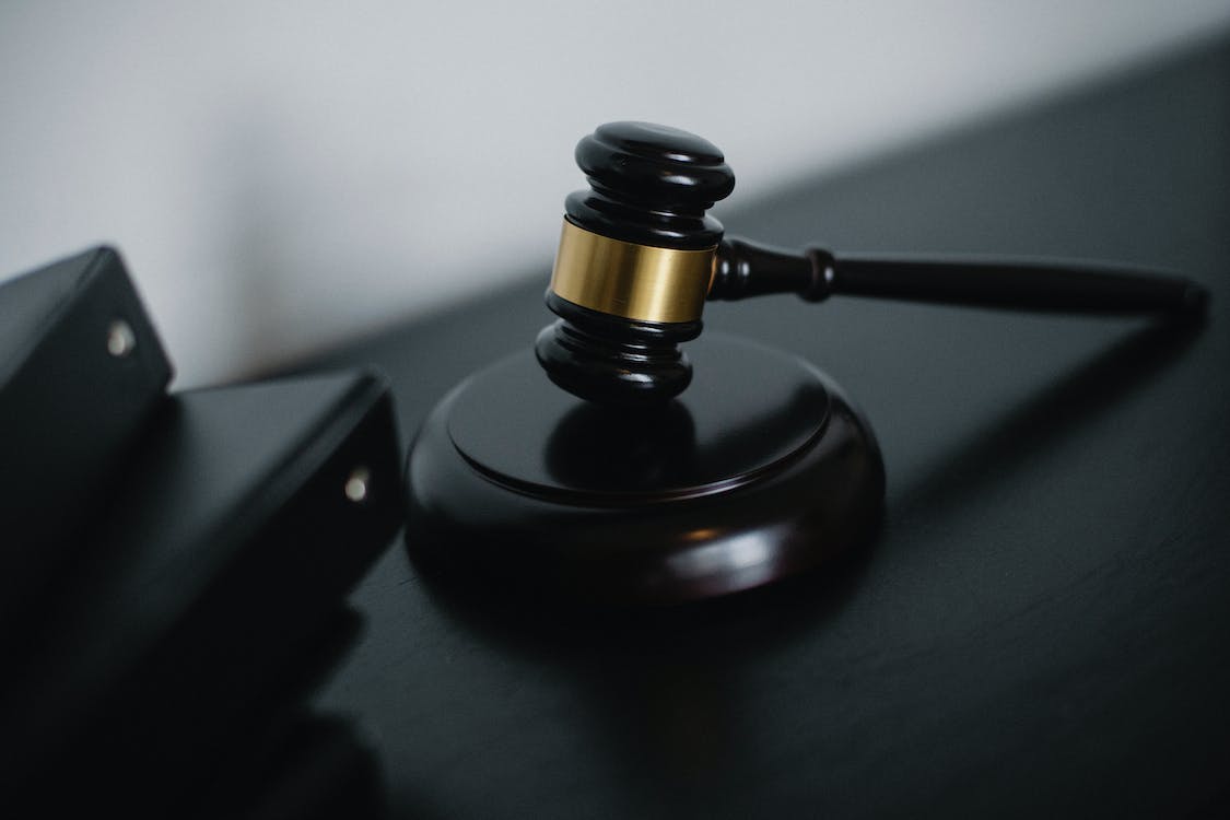 明知自己感染艾滋病還與他人發生性行為違法嗎？